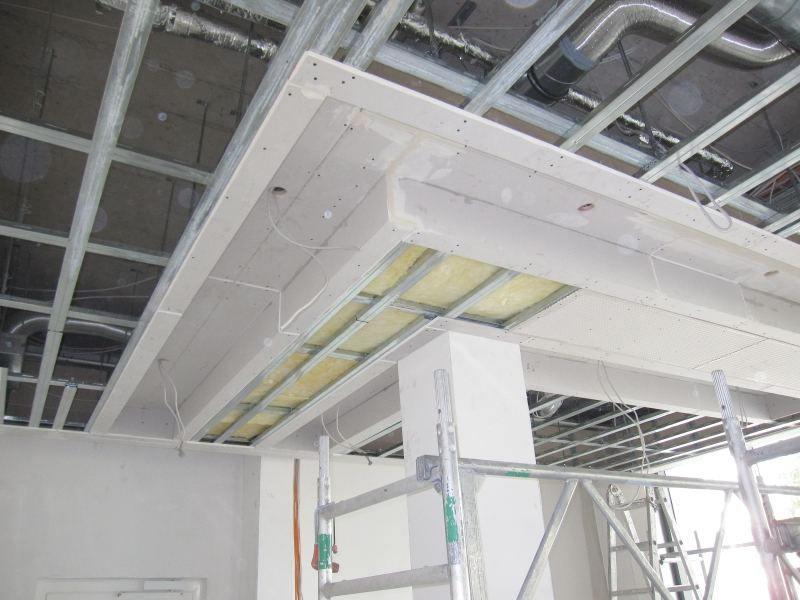 Abgehängte Decke im Bau: Metall-Unterkonstruktion, Dämmung und erste Gipsplatten
